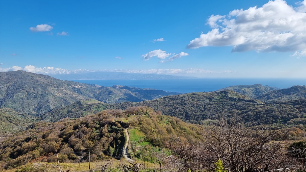 La Calabria sullo sfondo 